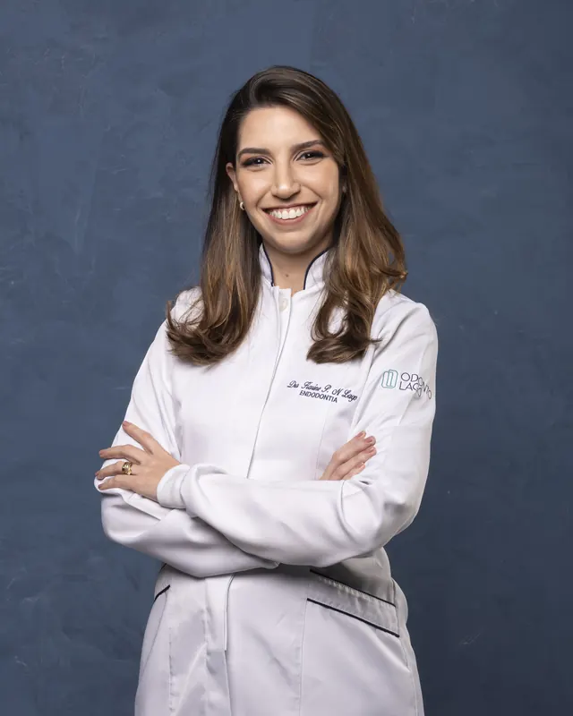 Dra. Karine Lago, endodontista em Curitiba